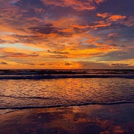 סיינט פיט ביץ' Private Room In A 2 Bedroom 1 Bathroom Shared With Host, On The Beach, Surrounded By Resorts, Only 2 People Max מראה חיצוני תמונה